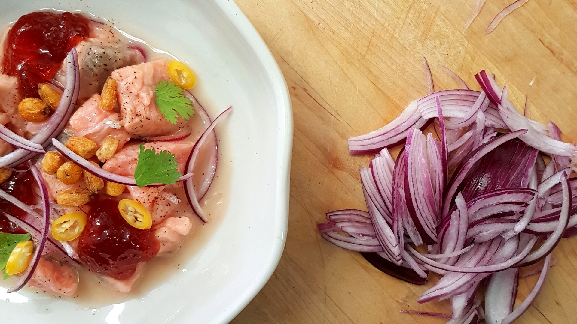 Ceviche de salmão e geleia de morango