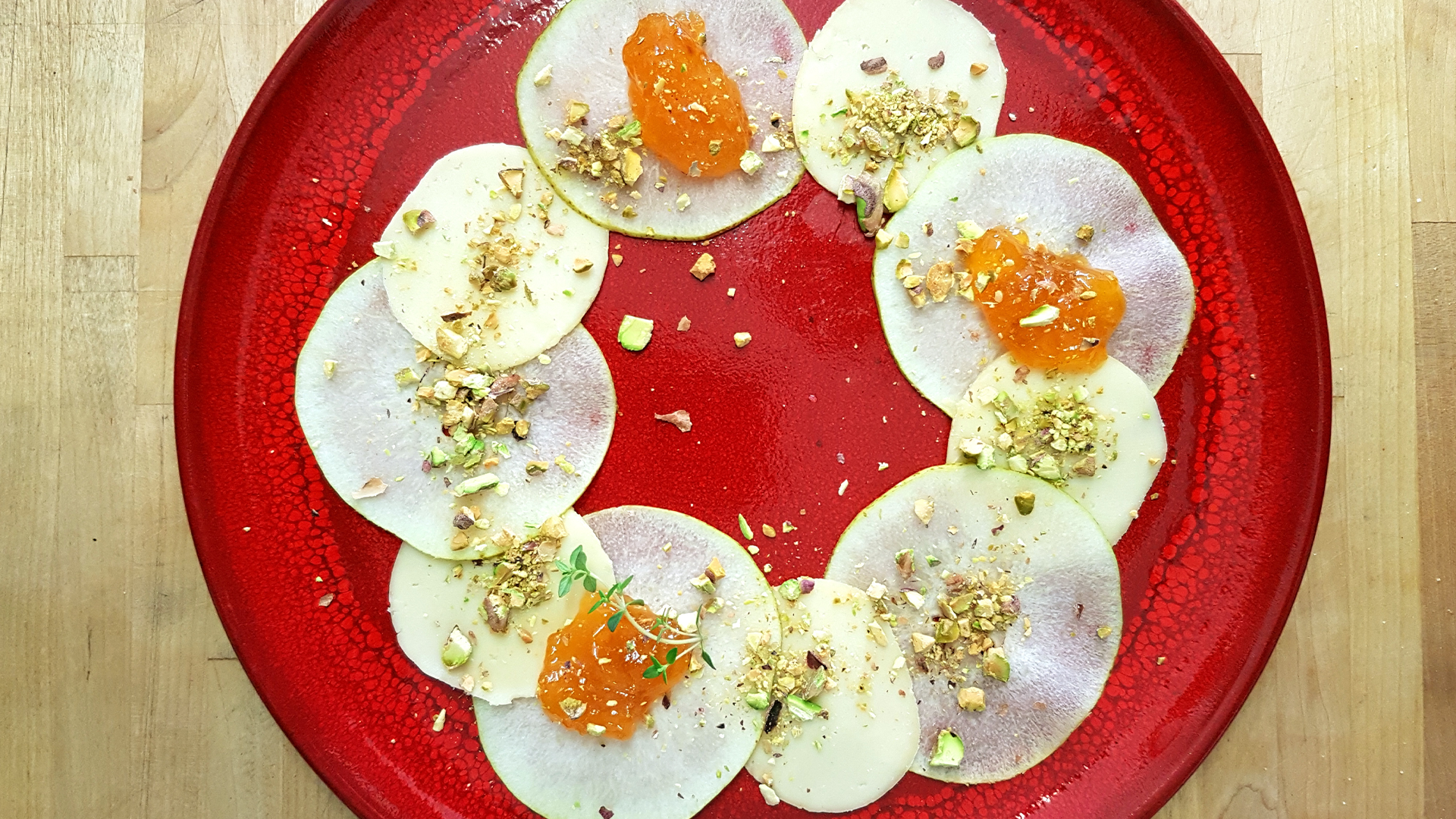 Carpaccio de pêras com queijo da ilha, alperce e pistácios